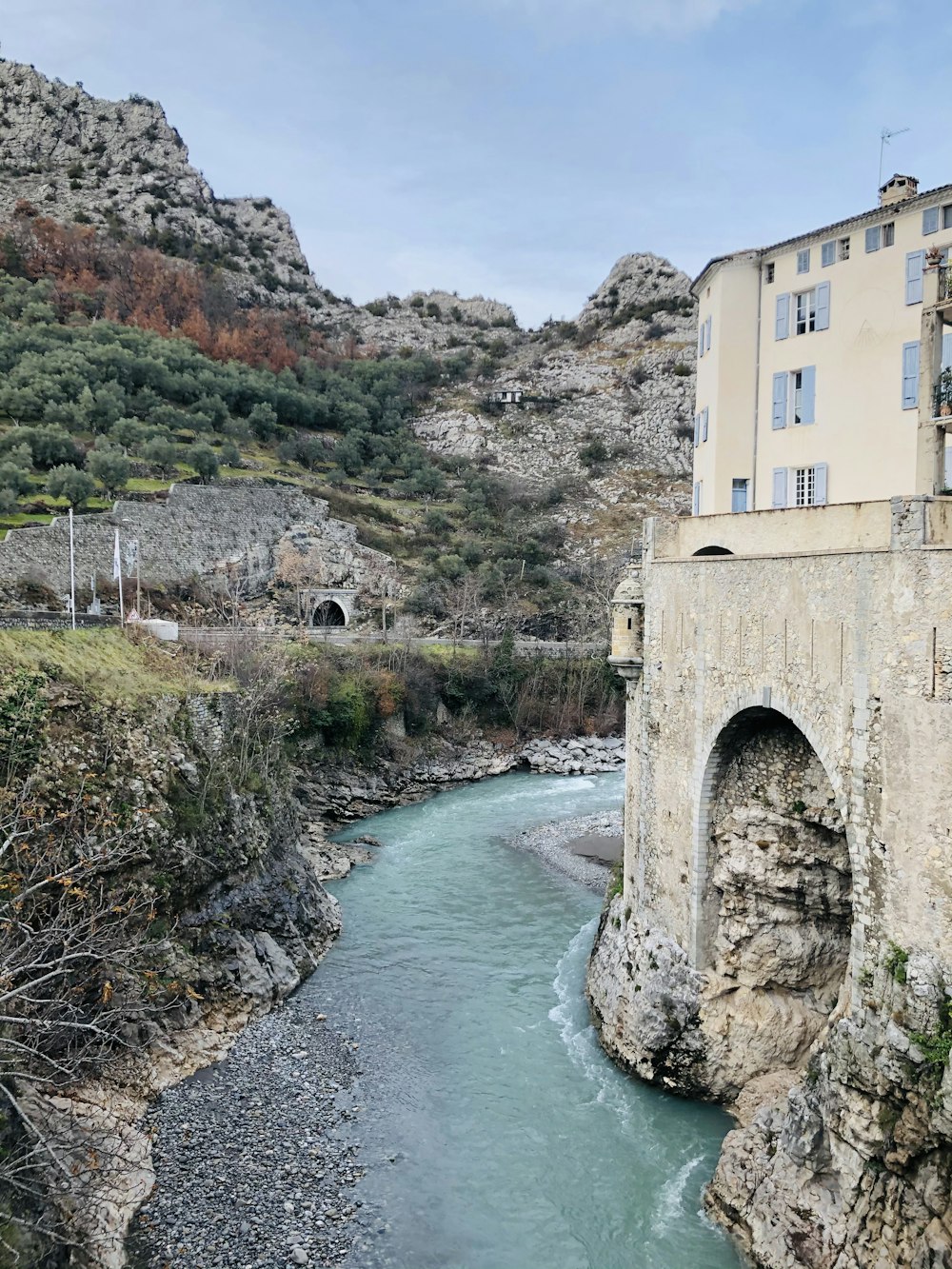 edificio in cemento marrone vicino al fiume durante il giorno