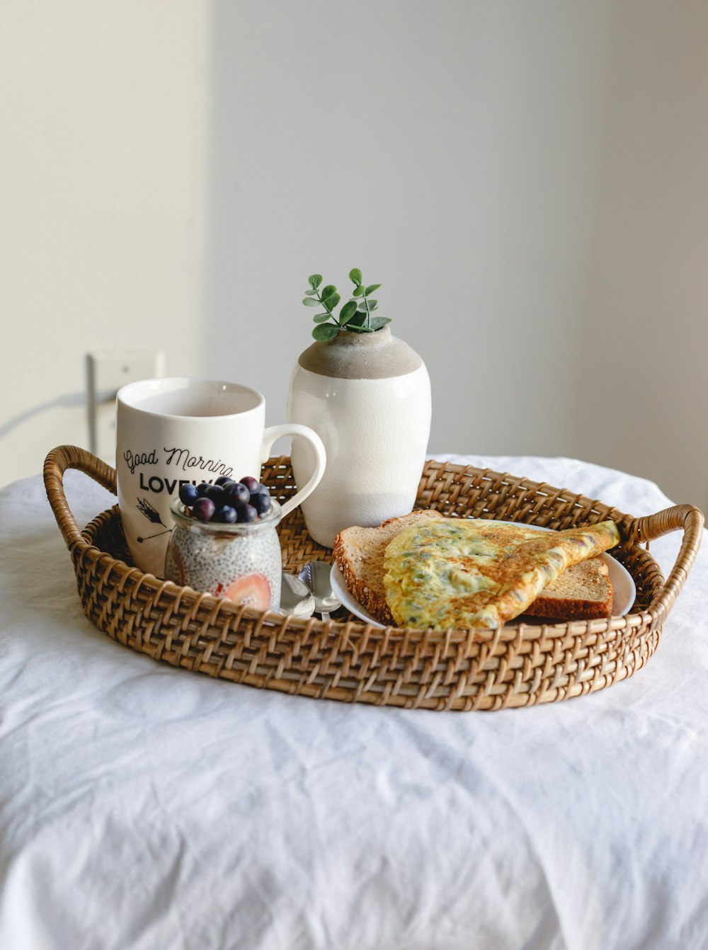 Mug en céramique blanche sur plateau tissé marron