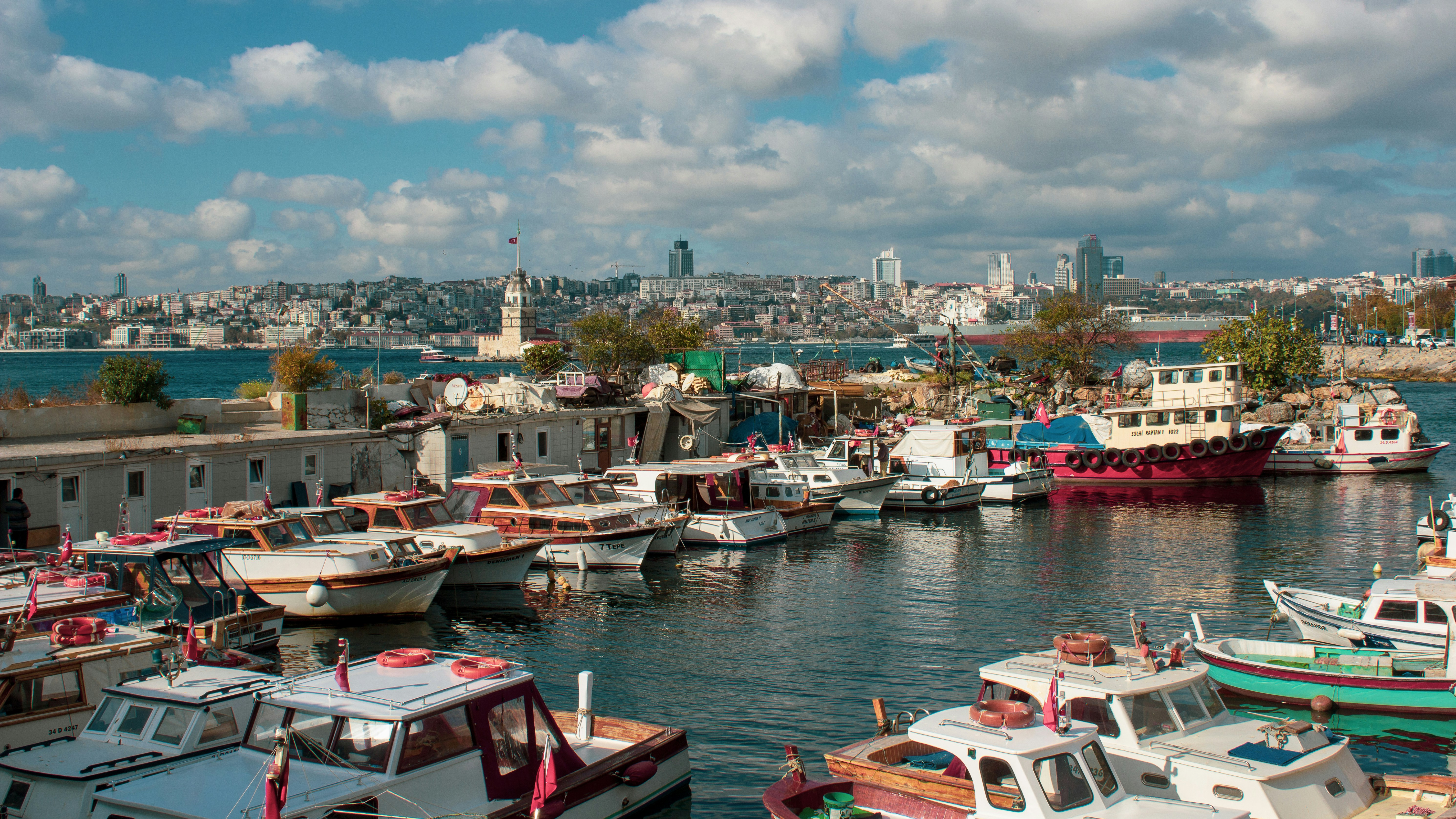 Barca bianca e rossa sul molo durante il giorno