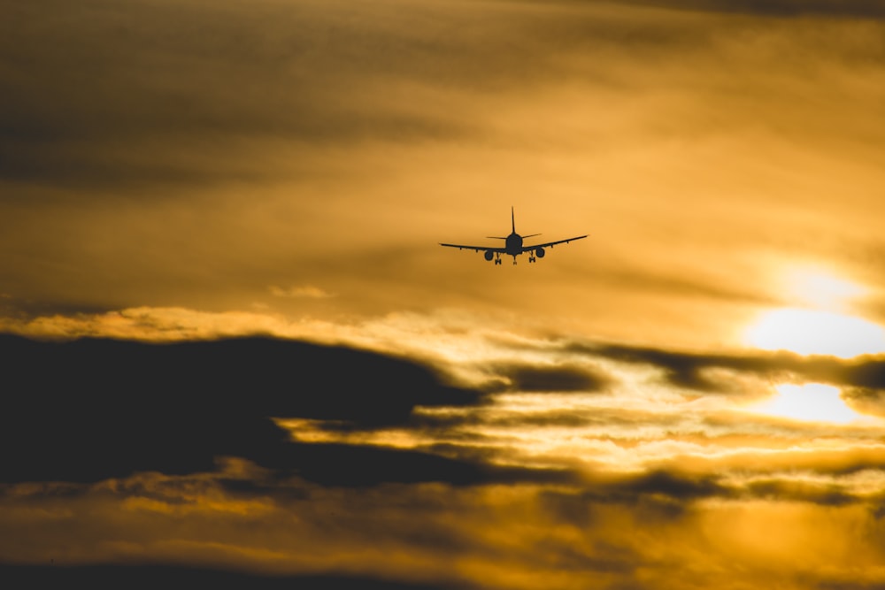 Composition Minimaliste Avec Un Avion Argenté En Flammes Sur Une Couleur  Photo stock - Image du transport, pente: 228221368