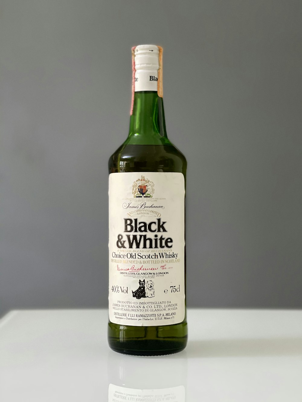 uma garrafa de vinho preto e branco sentado em uma mesa