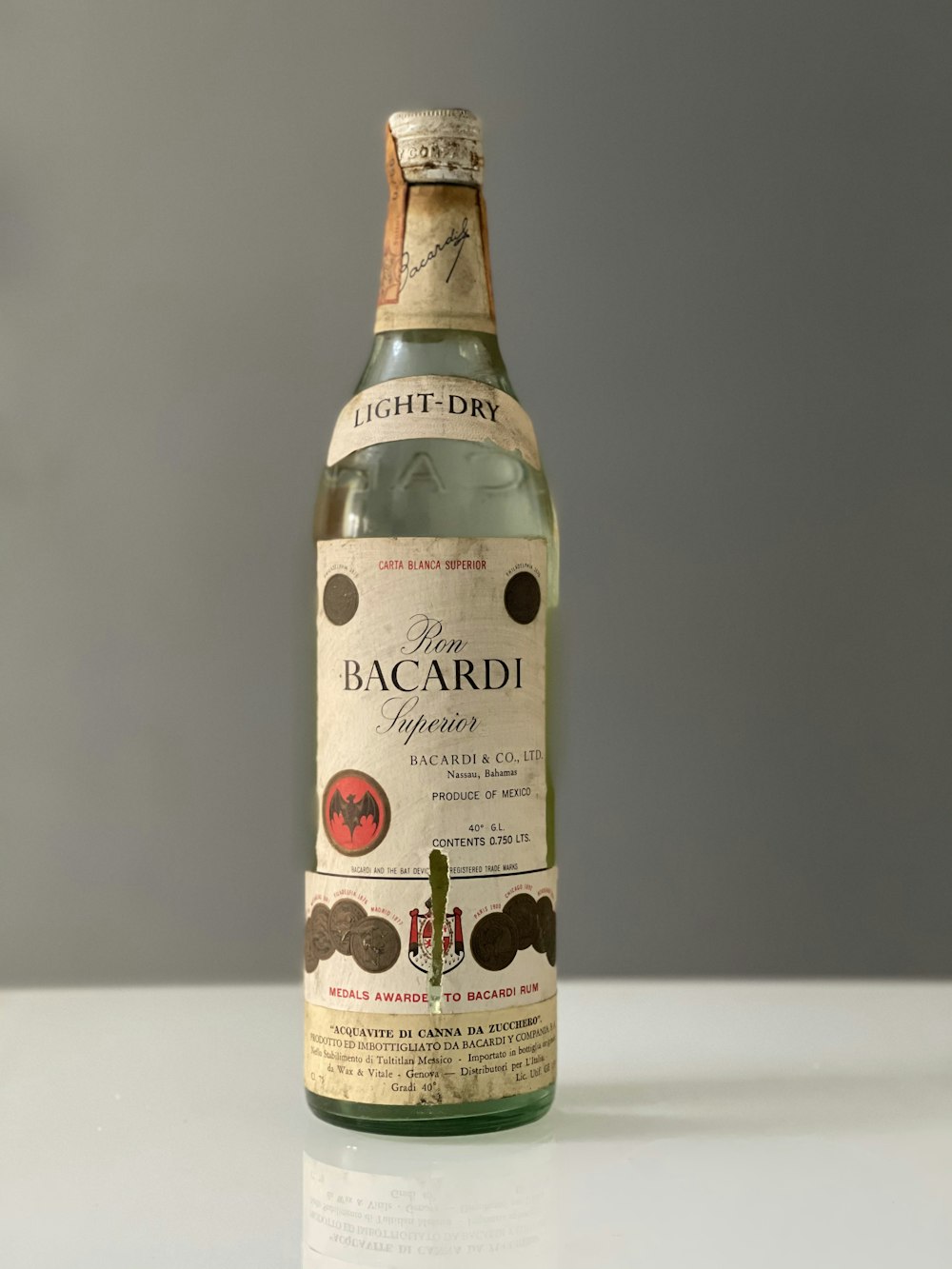uma garrafa de vinho bacardi sentada em uma mesa