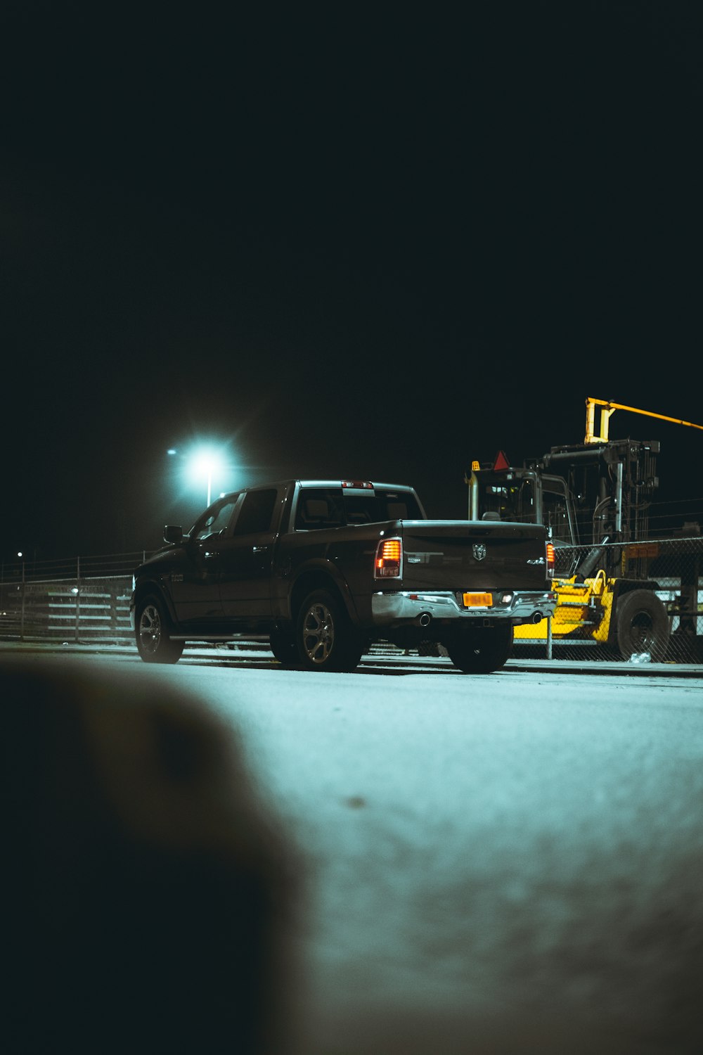 SUV noir sur la route pendant la nuit