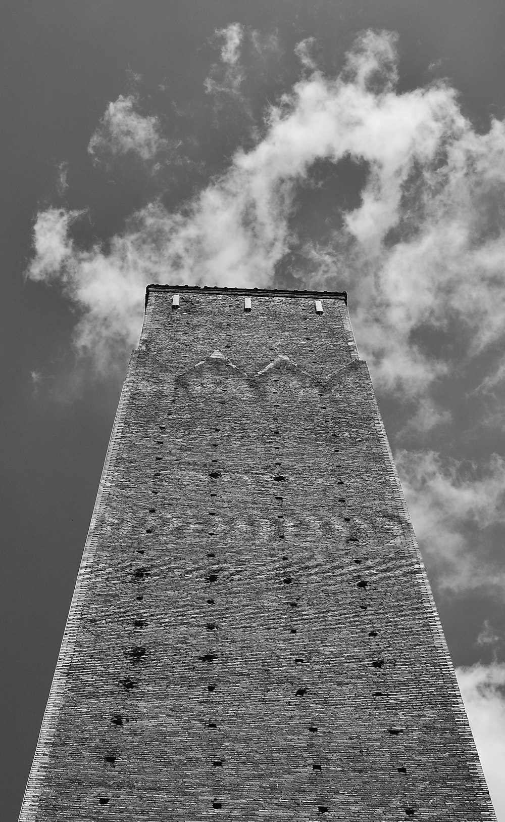 Photo en niveaux de gris d’un immeuble de grande hauteur