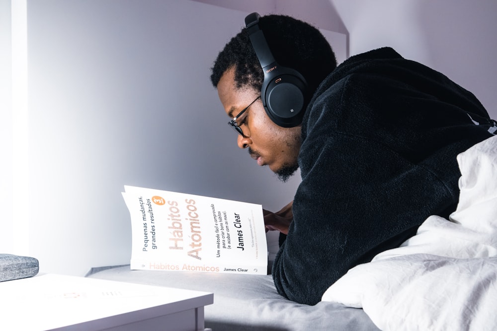 Hombre con chaqueta negra con auriculares negros