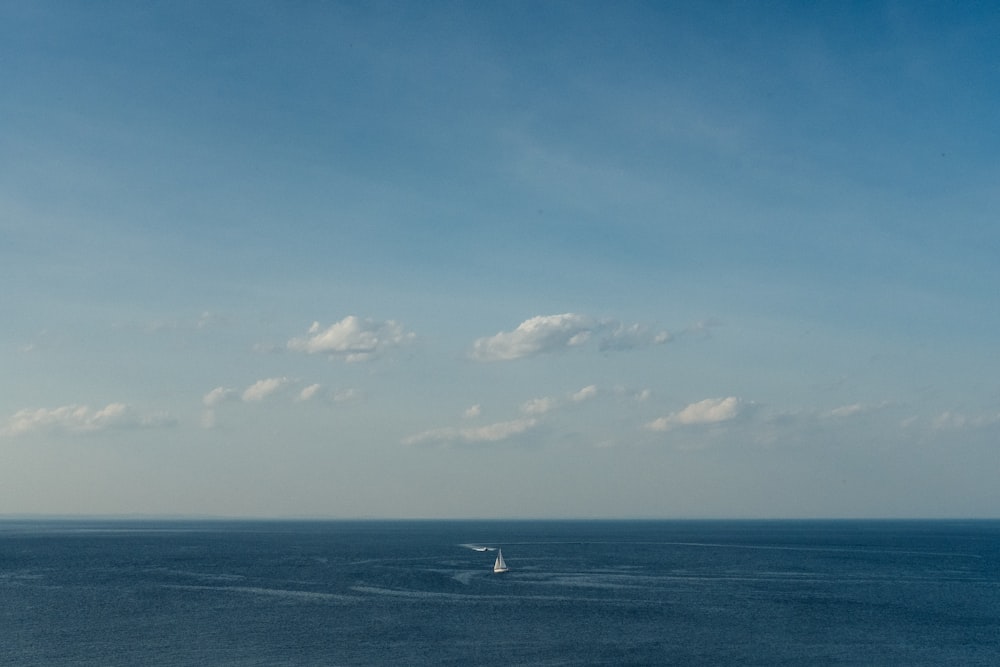 bateau blanc sur la mer sous le ciel bleu pendant la journée