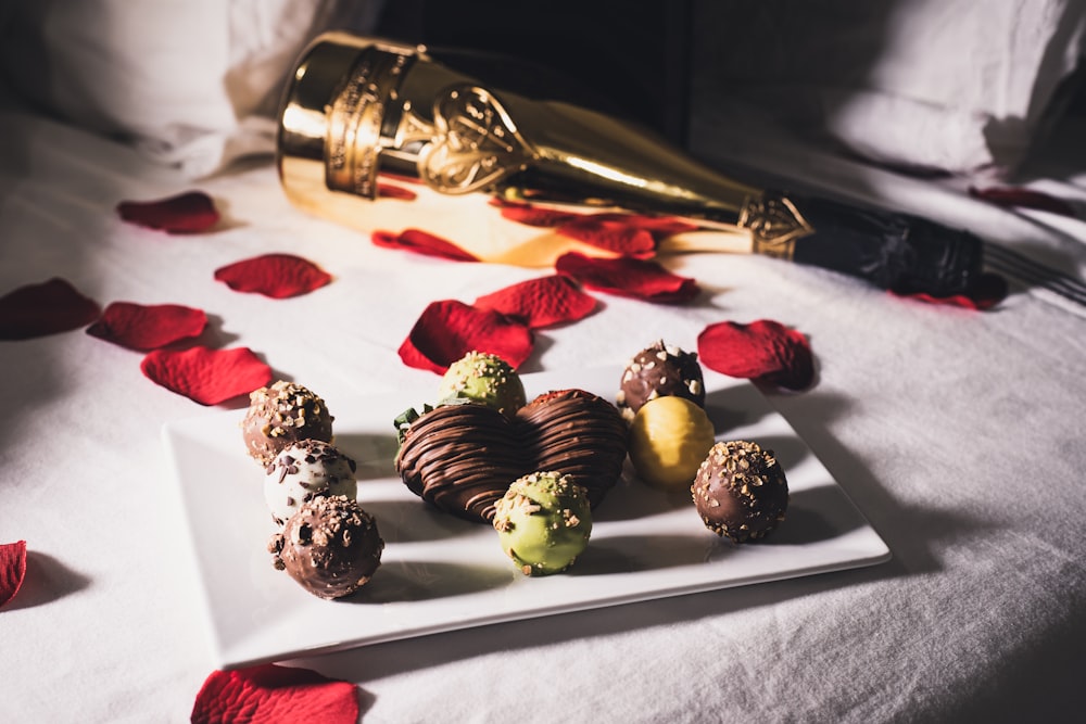 Galletas de chocolate en bandeja blanca