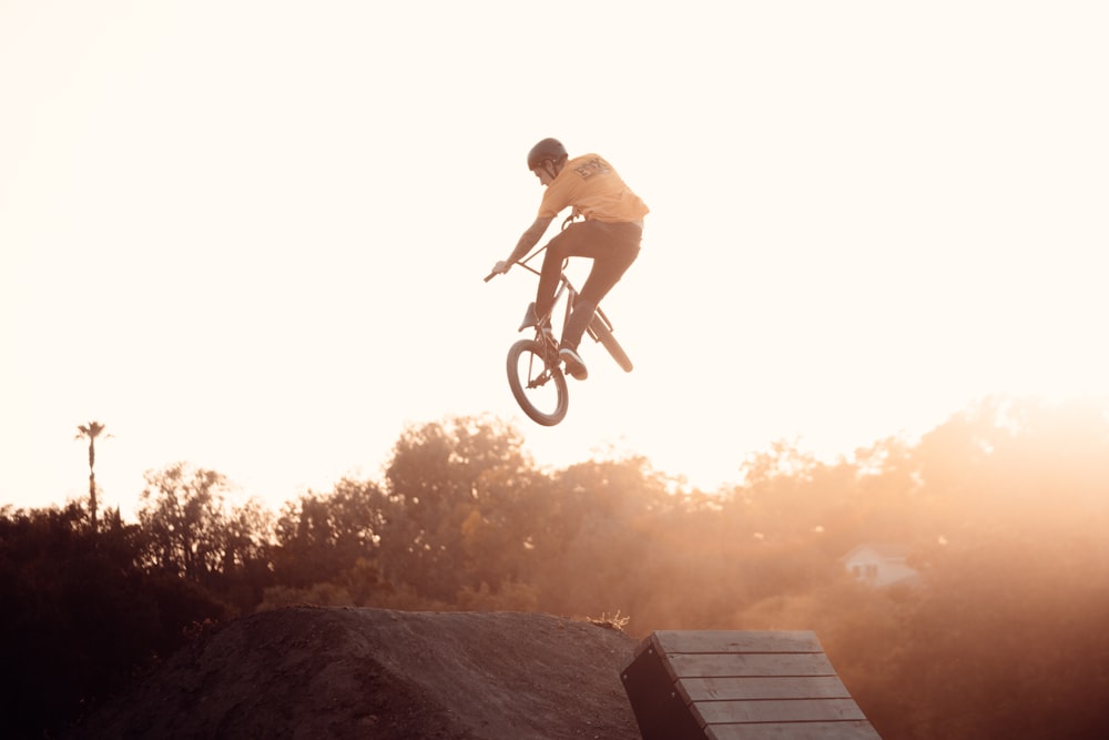 Uomo in pantaloncini neri che cavalcano la bicicletta durante il giorno