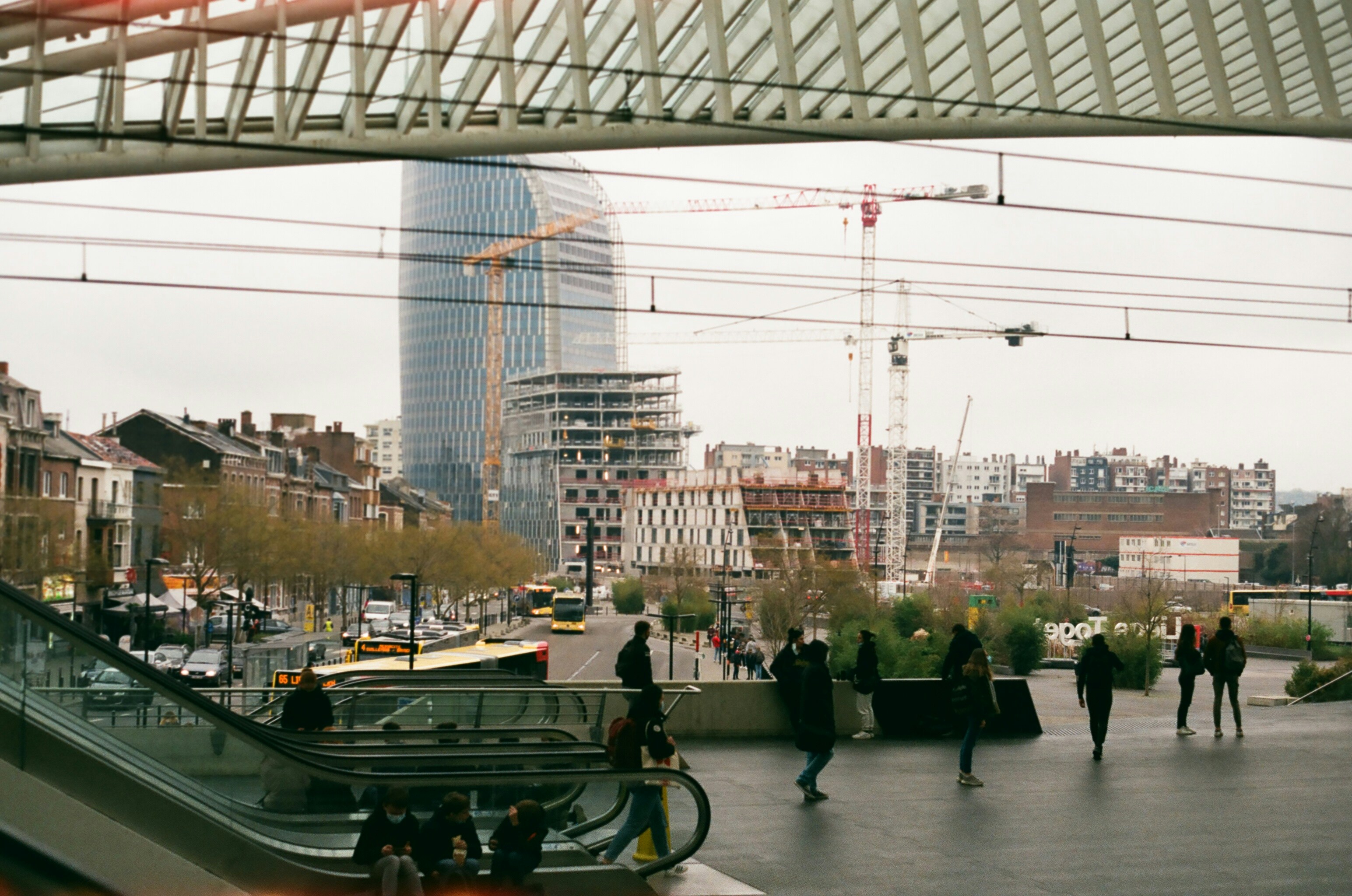 Voyageurs marchant devant l architecture futuriste de la gare de Liège-Guillemins