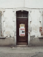 A locksmith arriving quickly at a Parisian apartment door