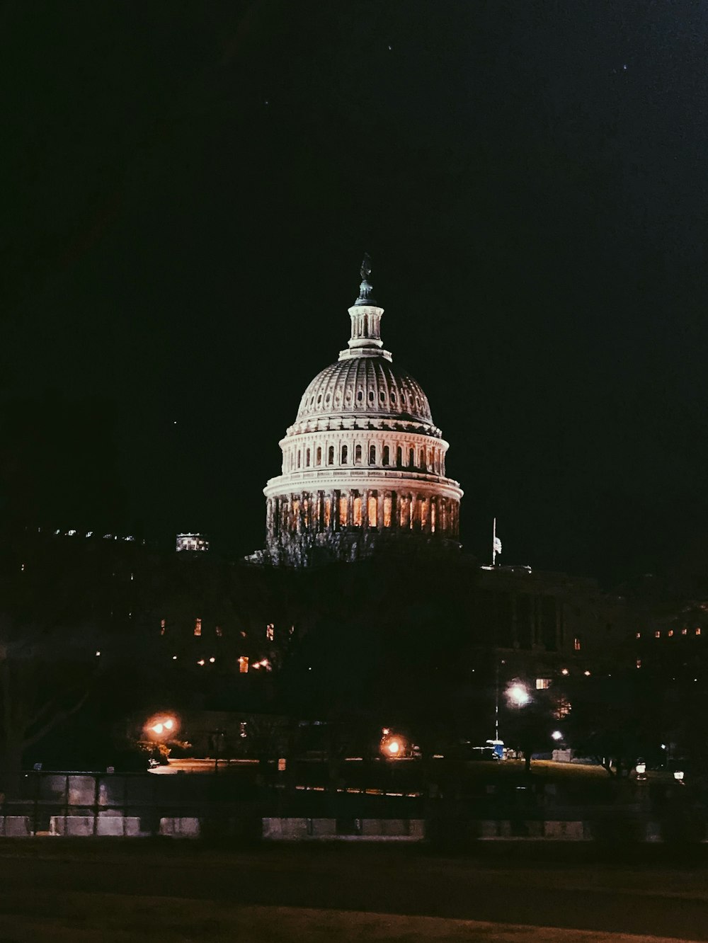 Edificio de la cúpula blanca durante la noche