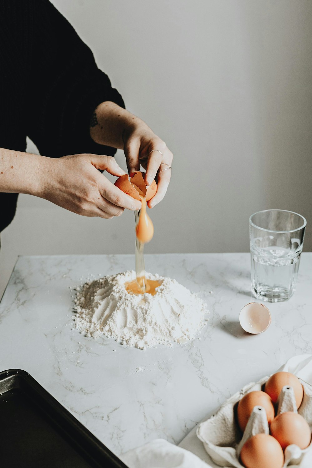 persona sosteniendo una crema blanca