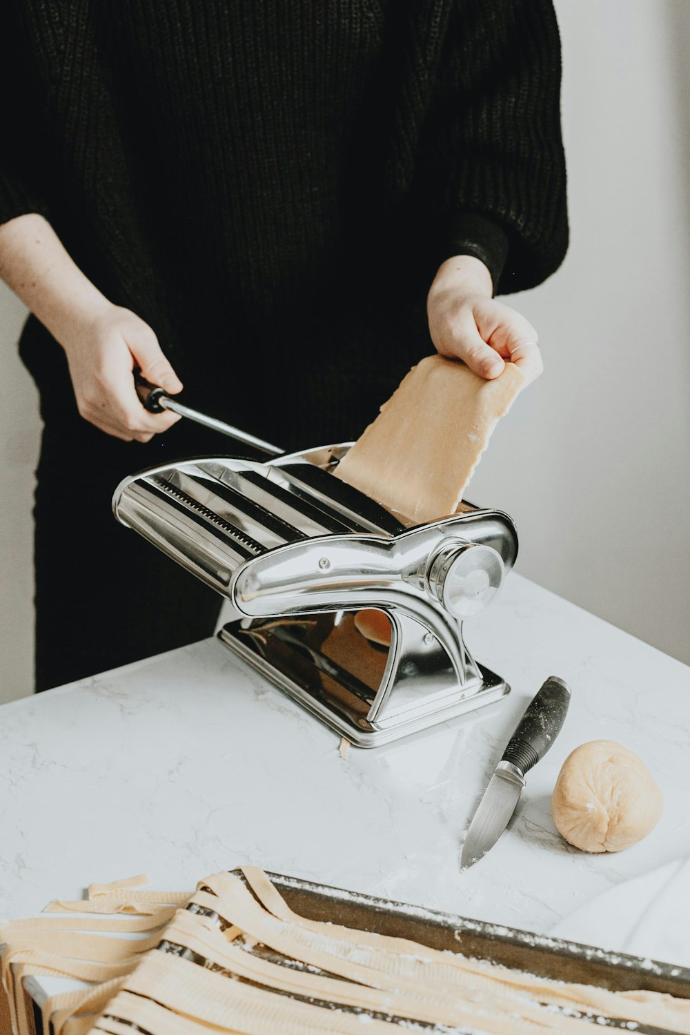 persona che tiene il tostapane per pane in acciaio inossidabile