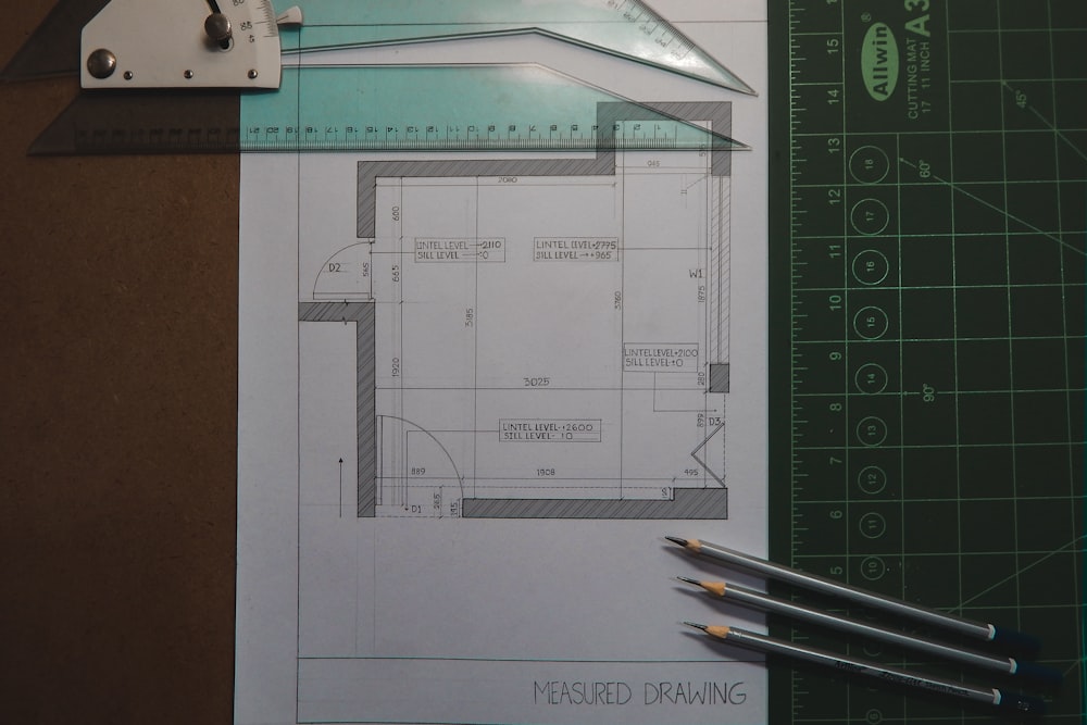 papel de impressora branco com lápis preto