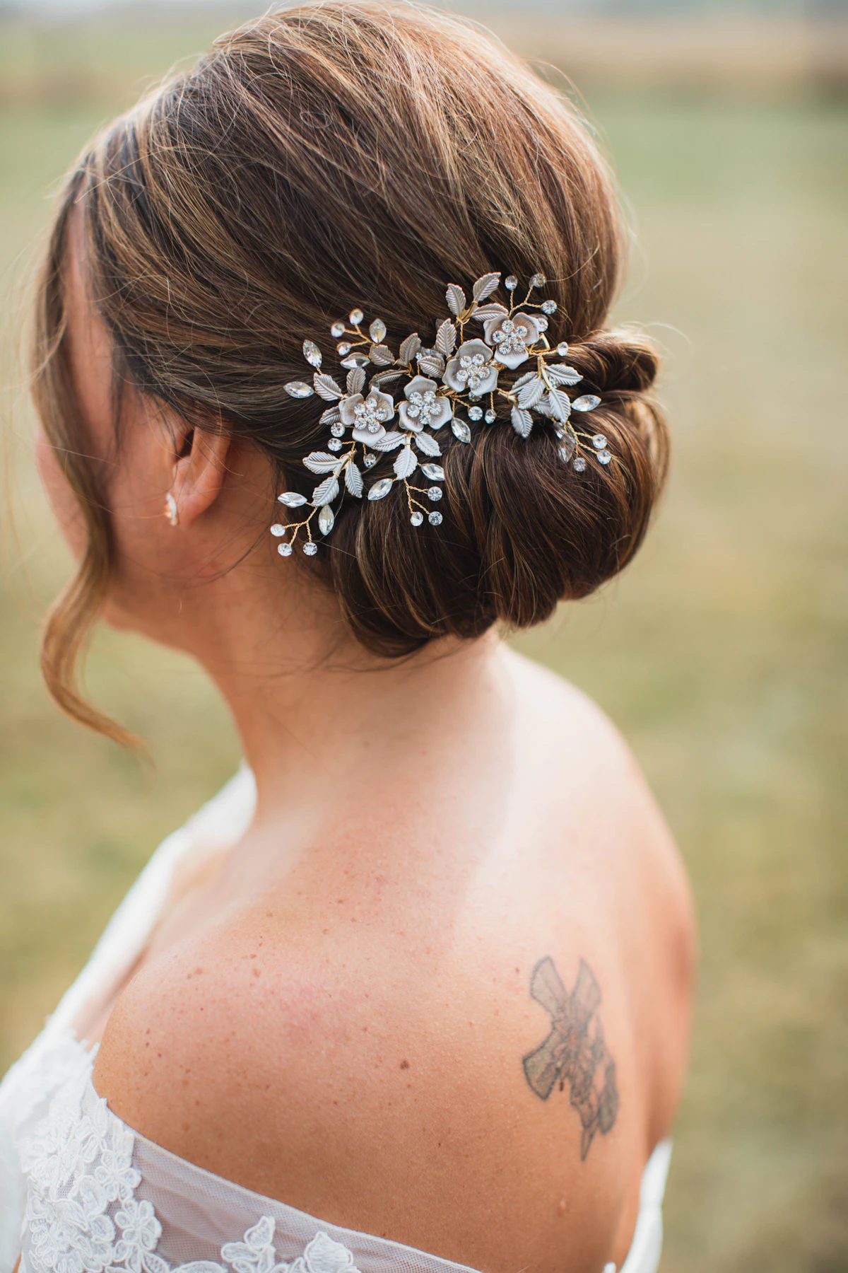 Chignon bas et accessoire fleuri
