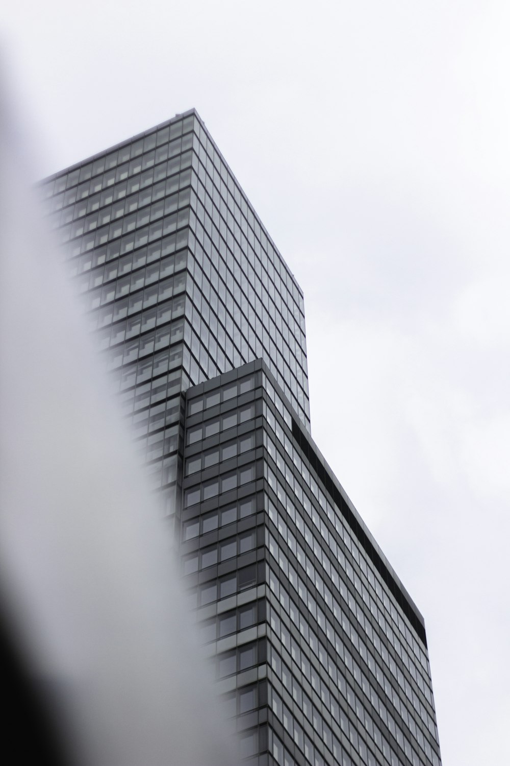 bâtiment en béton gris pendant la journée