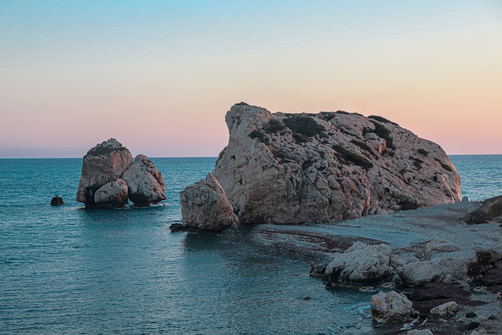 Formation rocheuse brune sur la mer bleue sous le ciel bleu pendant la journée