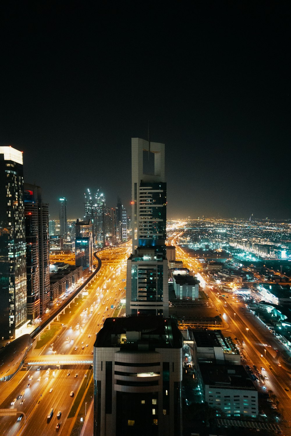 edificios de la ciudad durante la noche