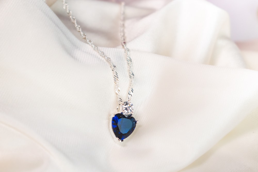 Collier en argent avec pendentif en pierre précieuse bleue