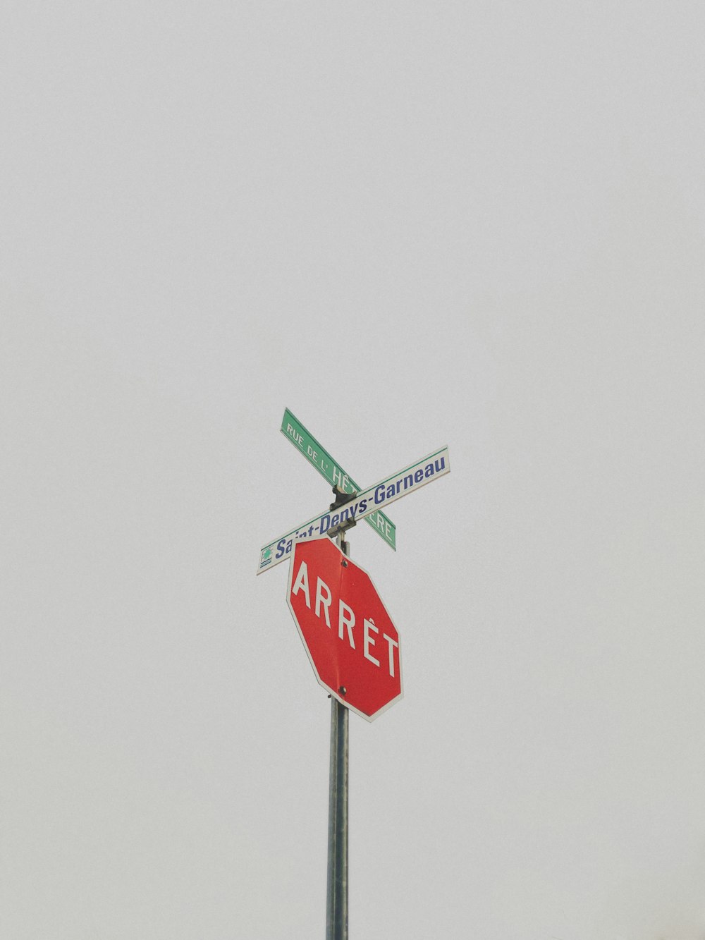 rot-weißes Straßenschild