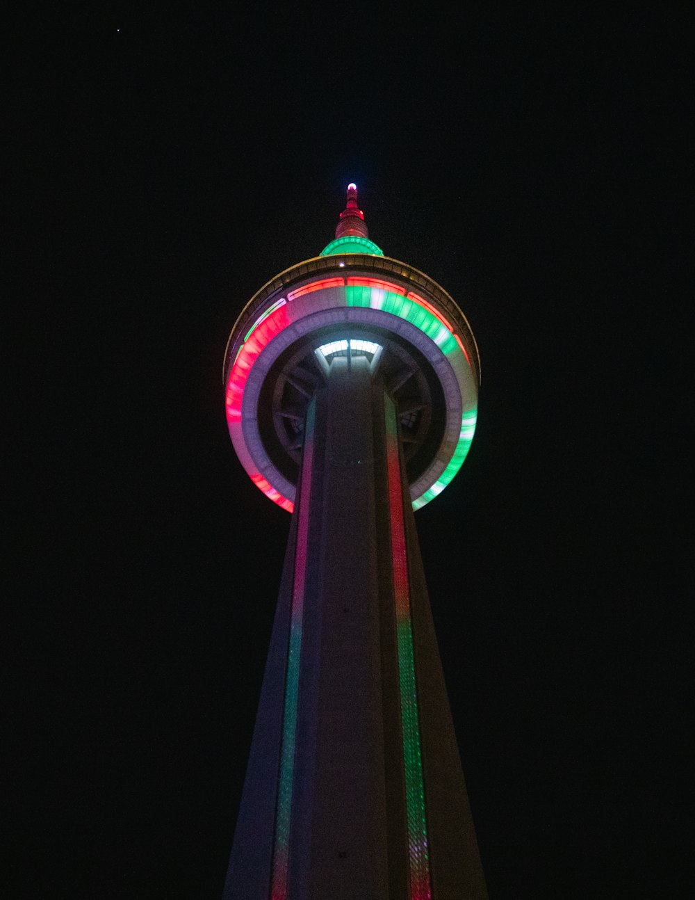torre roxa e verde durante a noite