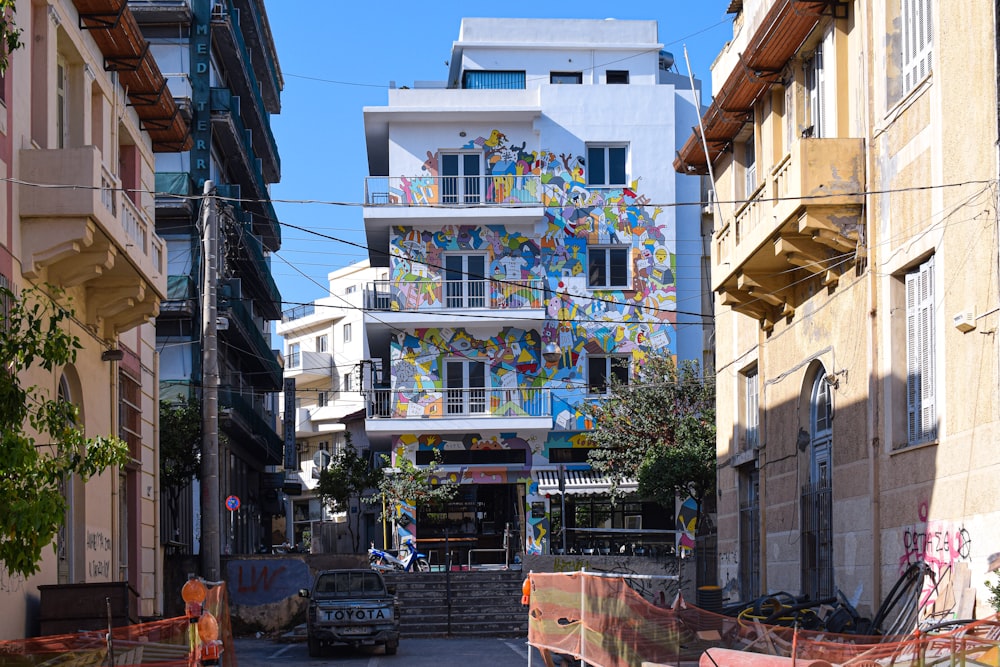 edificio in cemento bianco con piante verdi