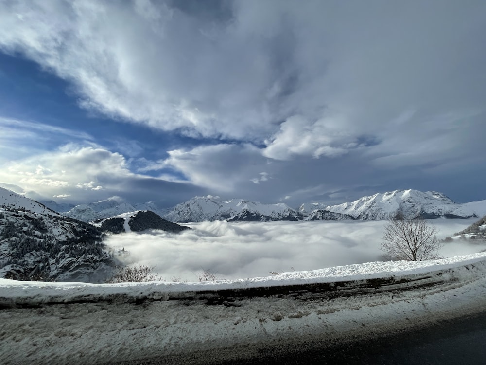 montagna innevata sotto il cielo nuvoloso durante il giorno