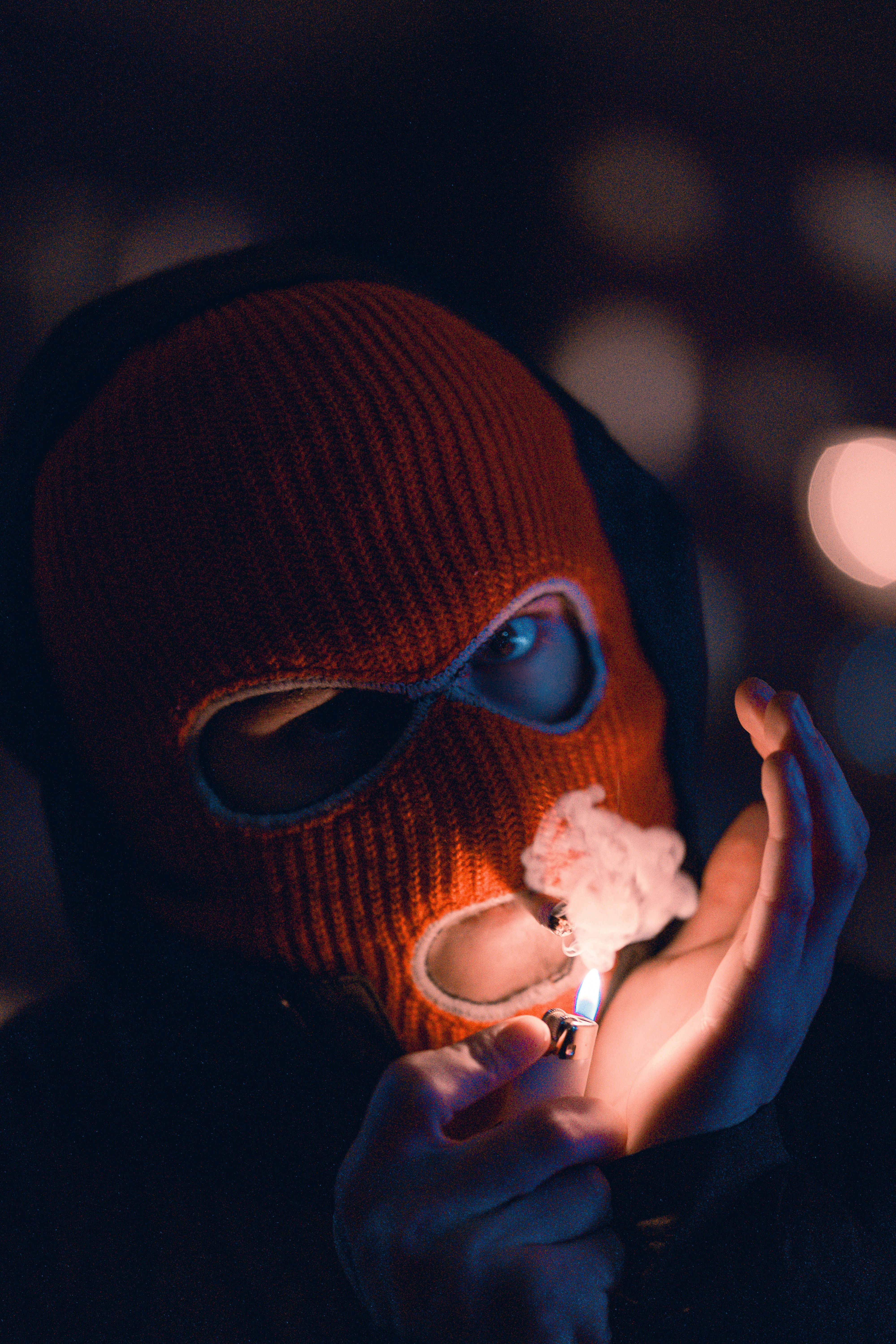 火のともったろうそくを持っている黒いニット帽をかぶった人の写真 Unsplashで見つける茶色の無料写真