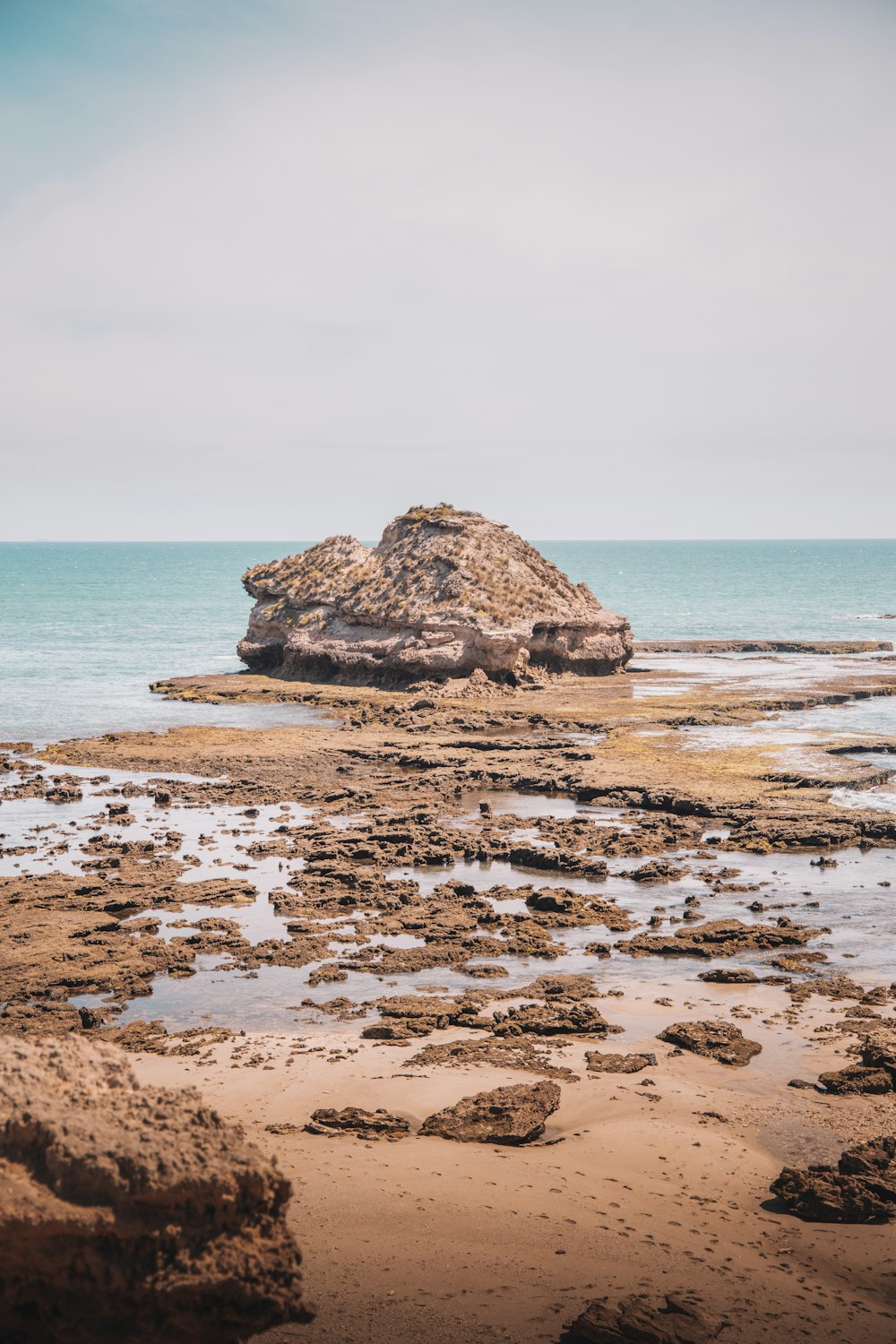 Formation rocheuse brune sur le bord de la mer pendant la journée