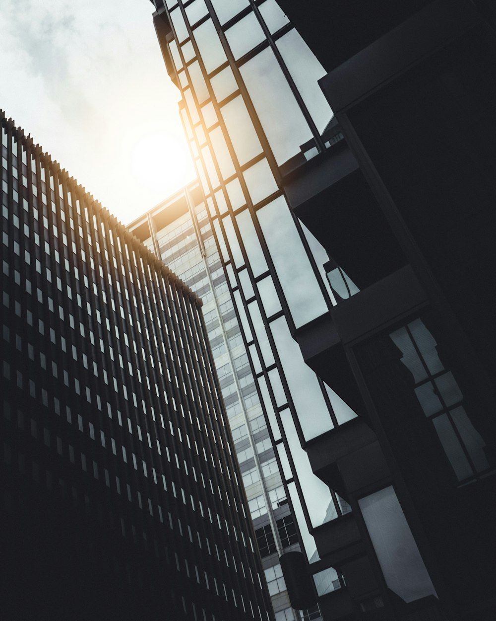 Edificio de hormigón negro y marrón durante el día