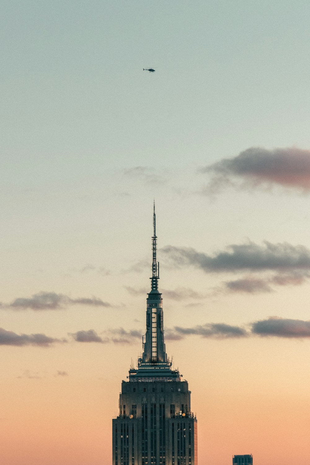 昼間の曇り空の下の黒い塔