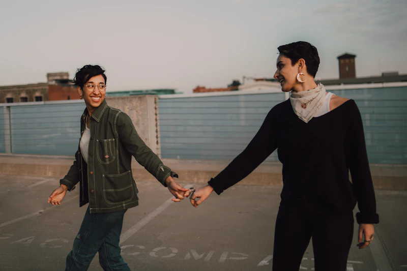 一位穿黑色夹克的女士和一位穿灰色夹克的女士白天站在灰色混凝土地板上，不适合本网站