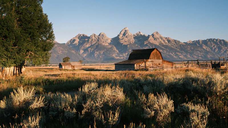 Historische Scheune vor der Bergkette der Grand Tetons in Wyoming