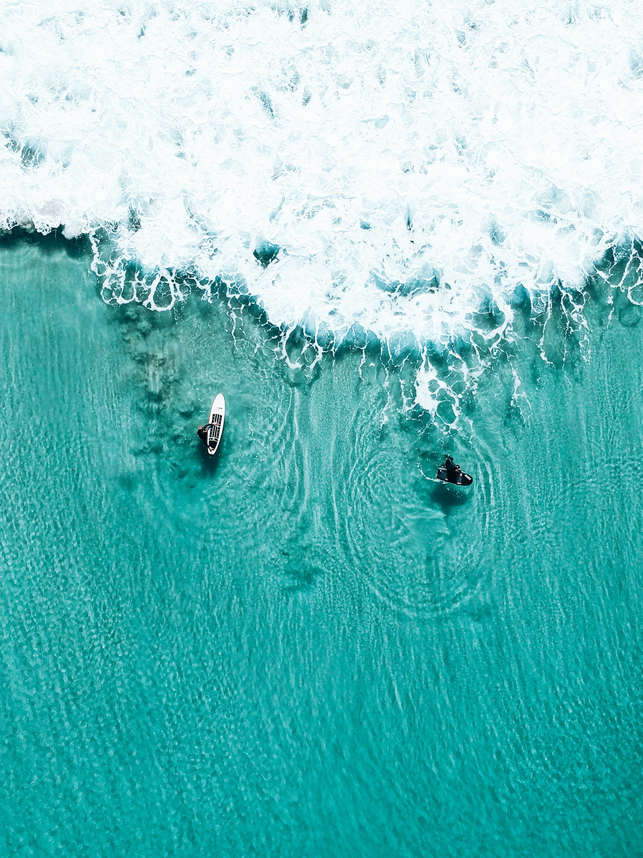 昼間に海の波でサーフィンをする人の空撮の写真 Unsplashで見つけるオーストラリアの無料写真