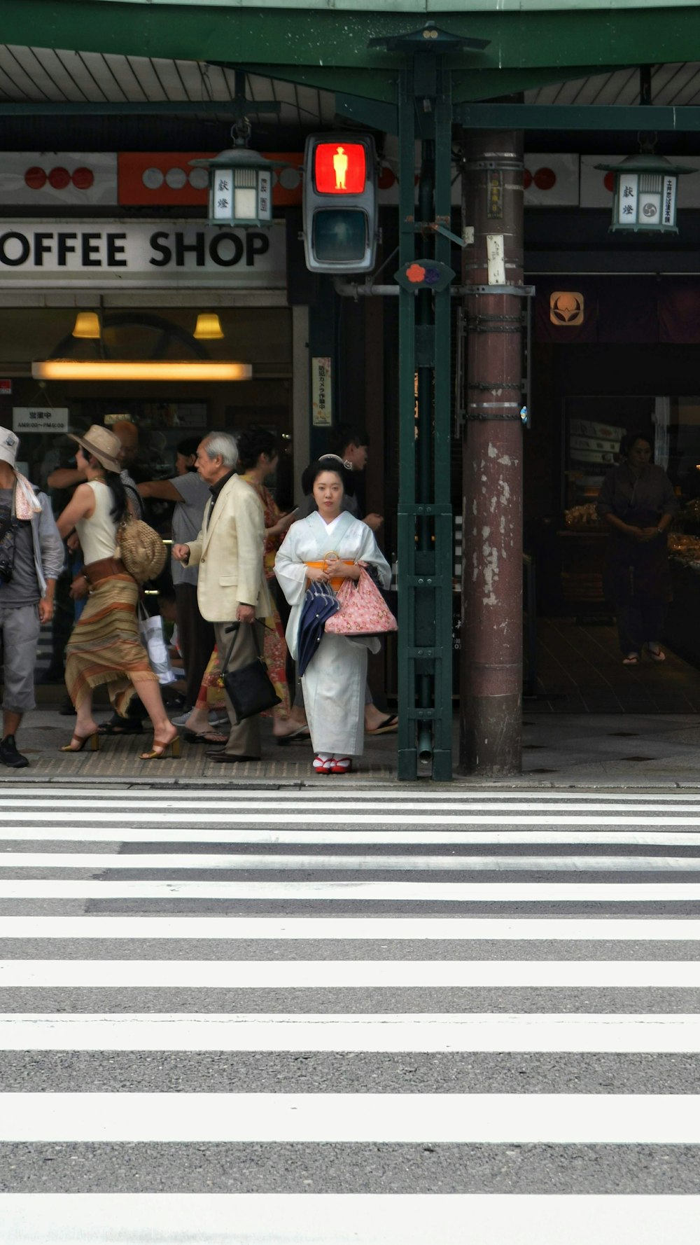 pessoas andando na calçada durante o dia