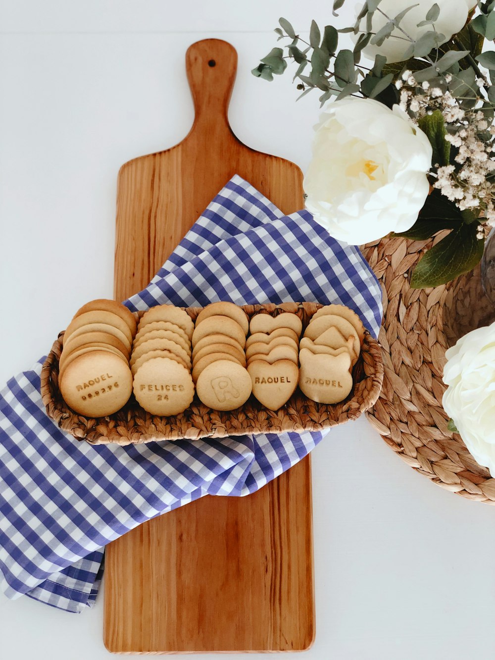 galletas marrones en una canasta tejida marrón