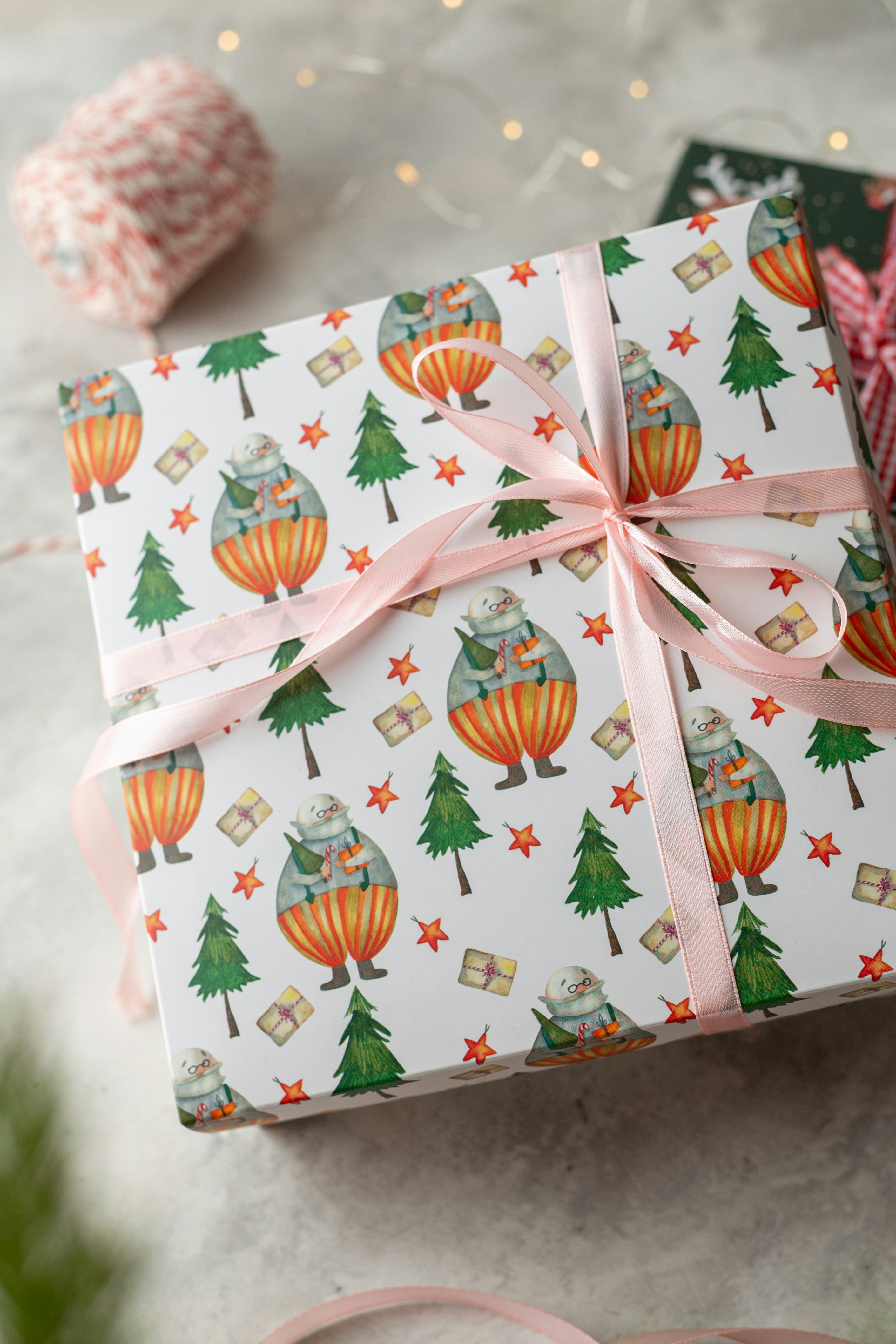 白、緑、黄色の花のギフト包装紙