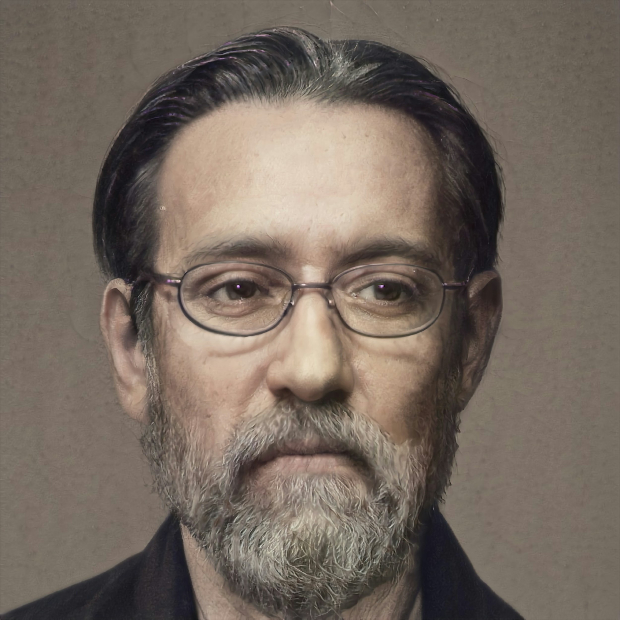 Portrait de Théo Marchetti, homme aux lunettes et barbe courte