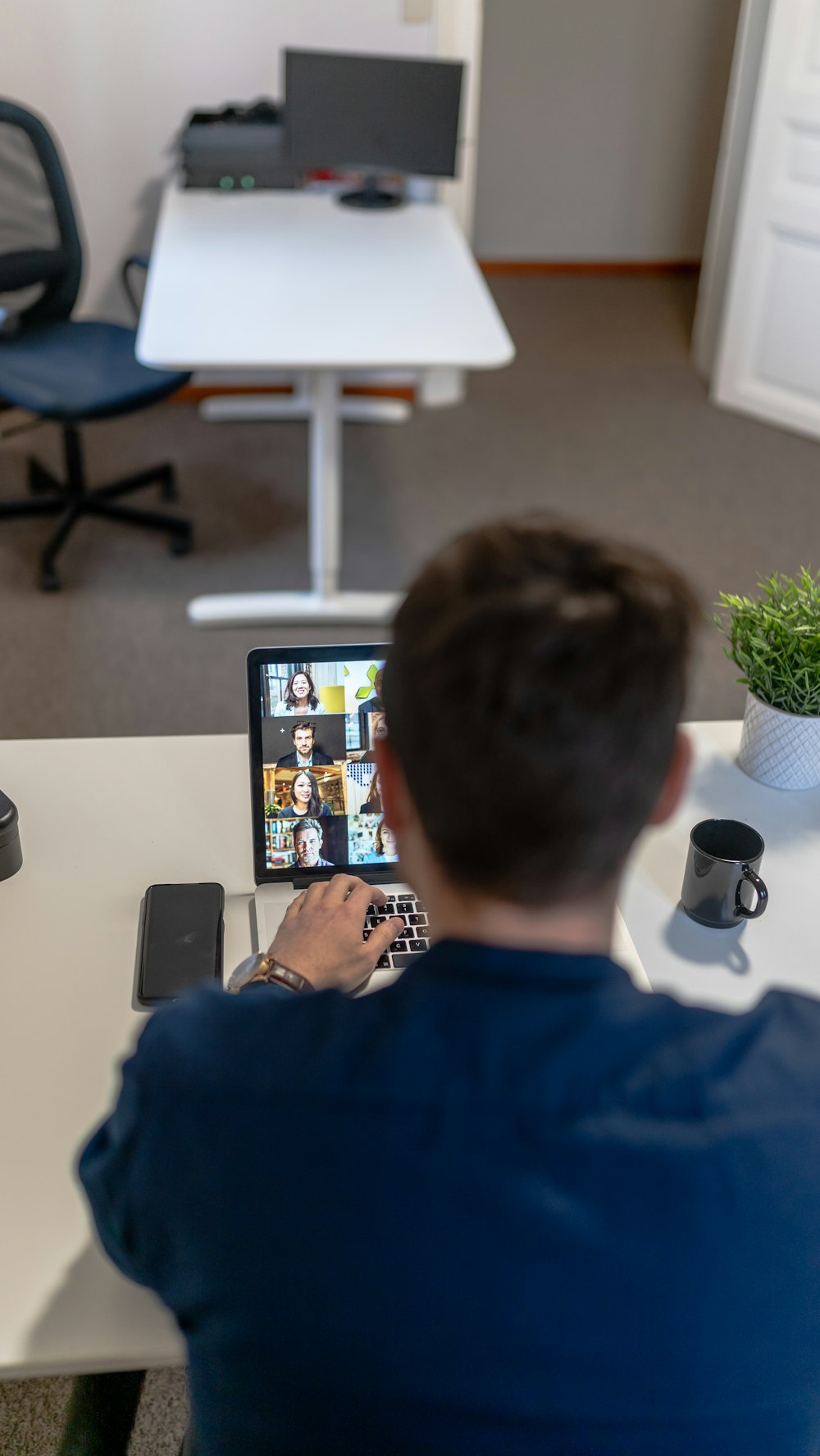 Junge im blauen Pullover mit iPad