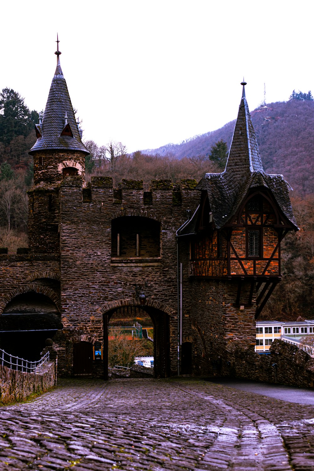 Bâtiment en brique brune avec clôture en métal blanc