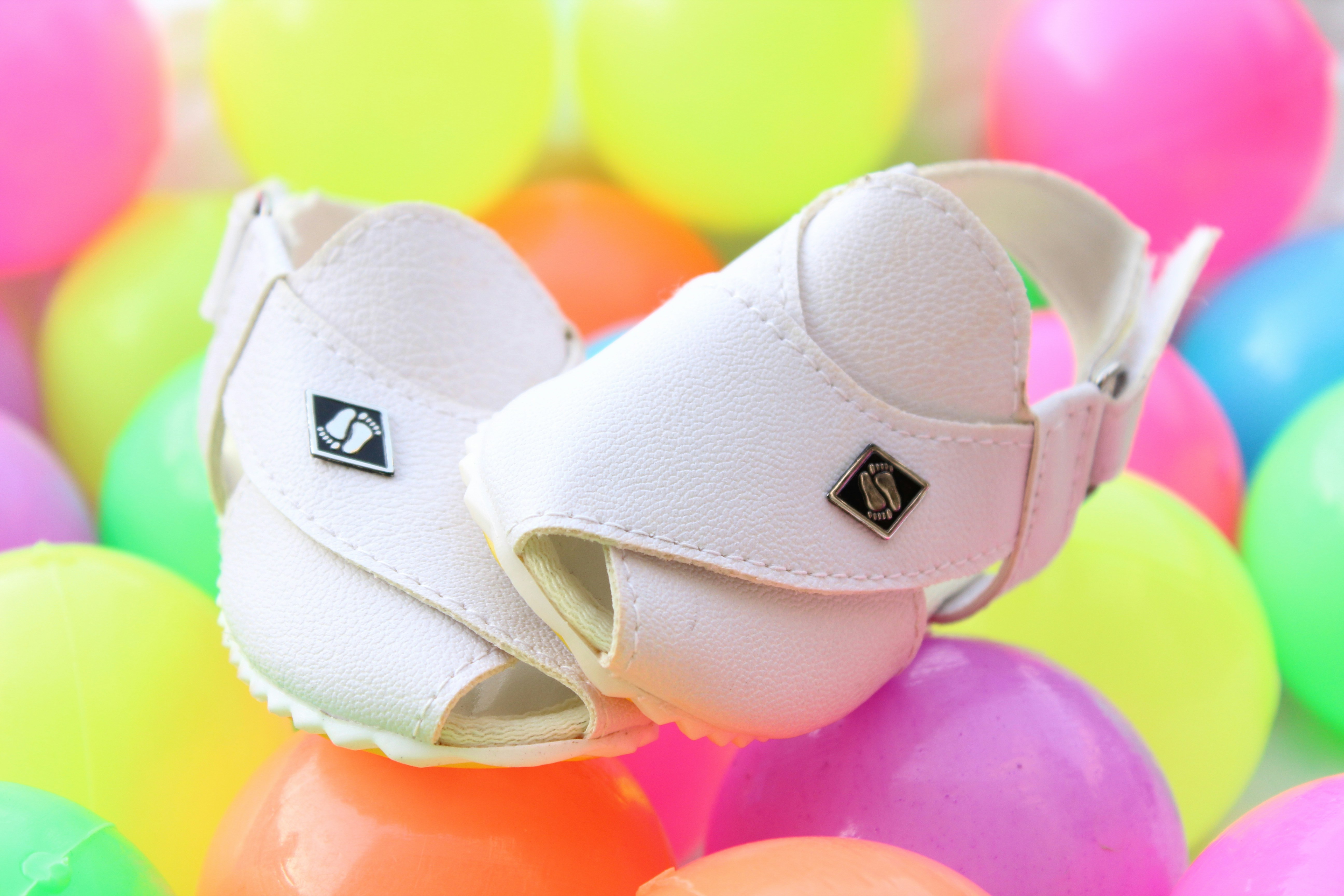 ホワイト&ブラックのアディダススライドサンダル