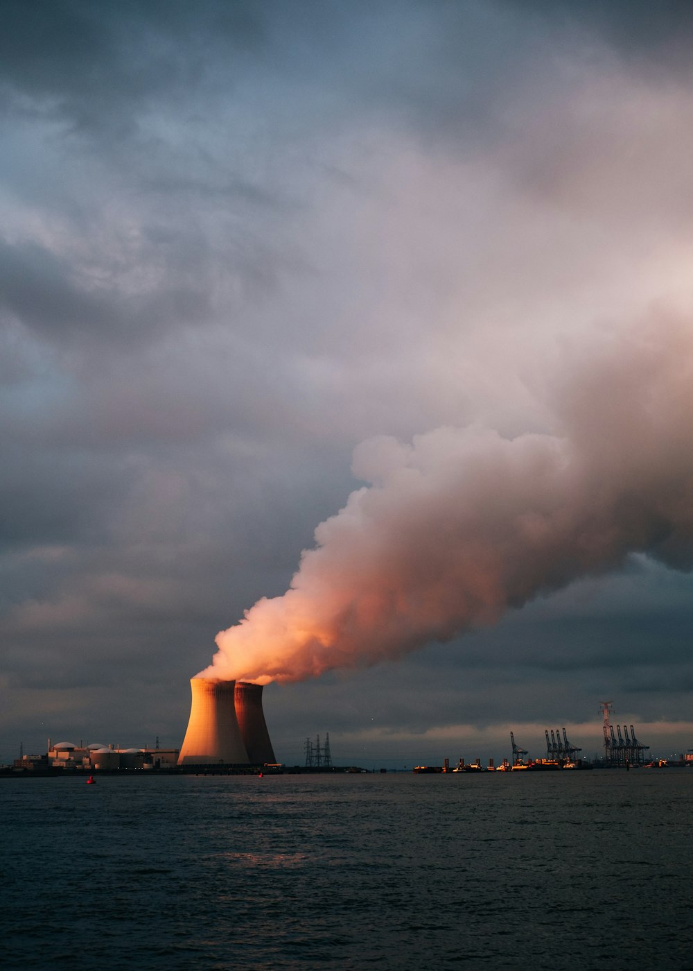 Meereswellen, die unter weißen Wolken an Land brechen