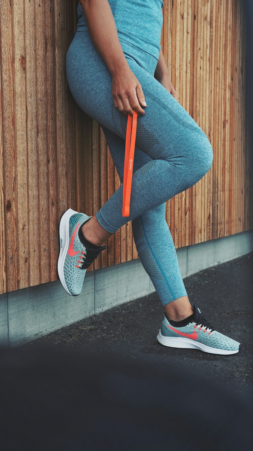 Person in blauer Jeans und schwarz-weißen Nike-Sneakers