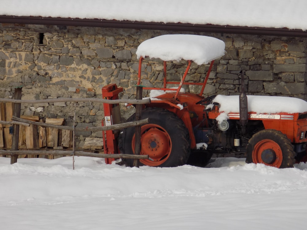 Tractor rojo y negro en suelo cubierto de nieve