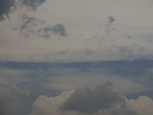 A weather forecast map indicating various climatic conditions.