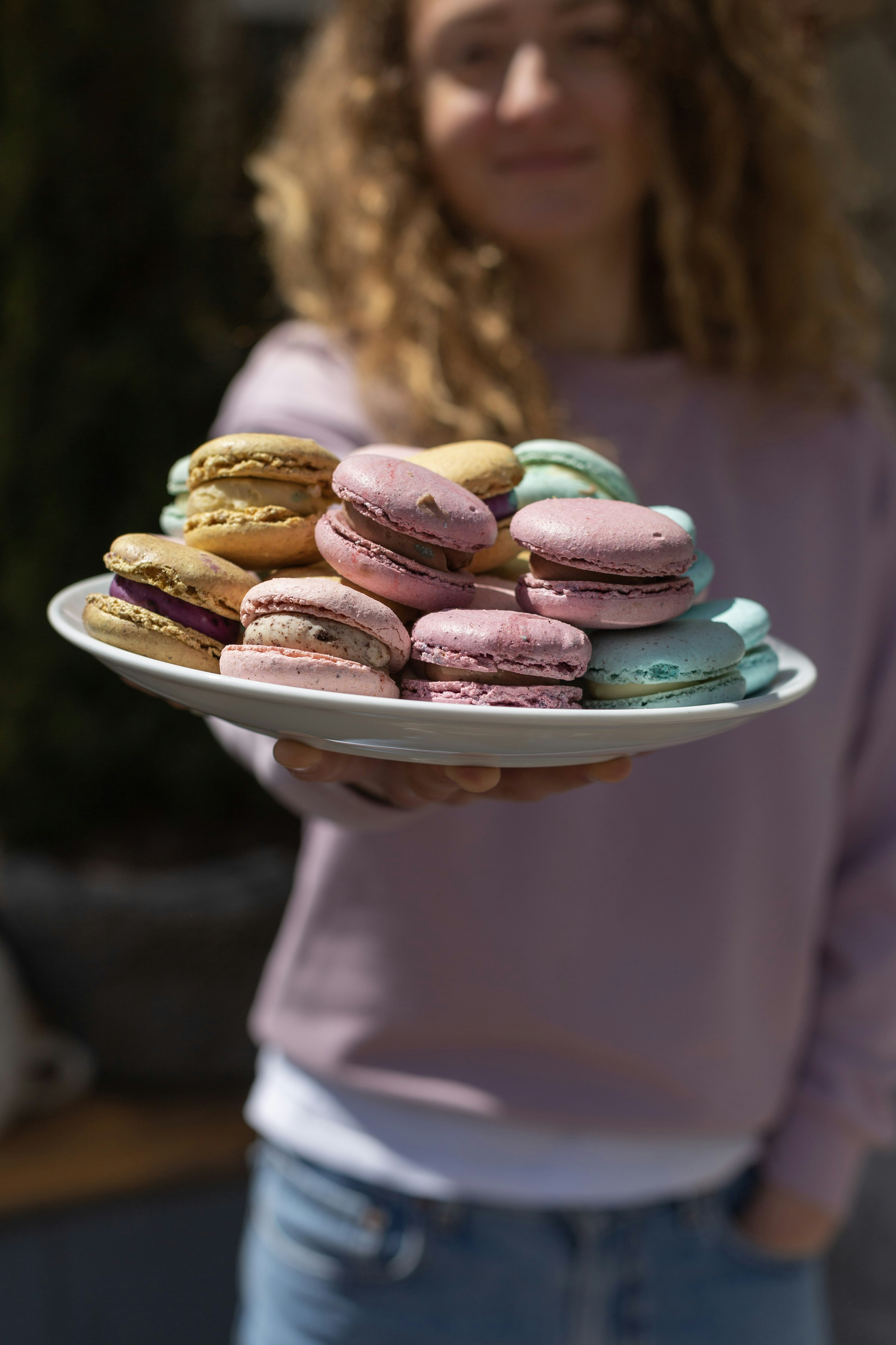 白い陶器の皿に茶色と白のクッキー