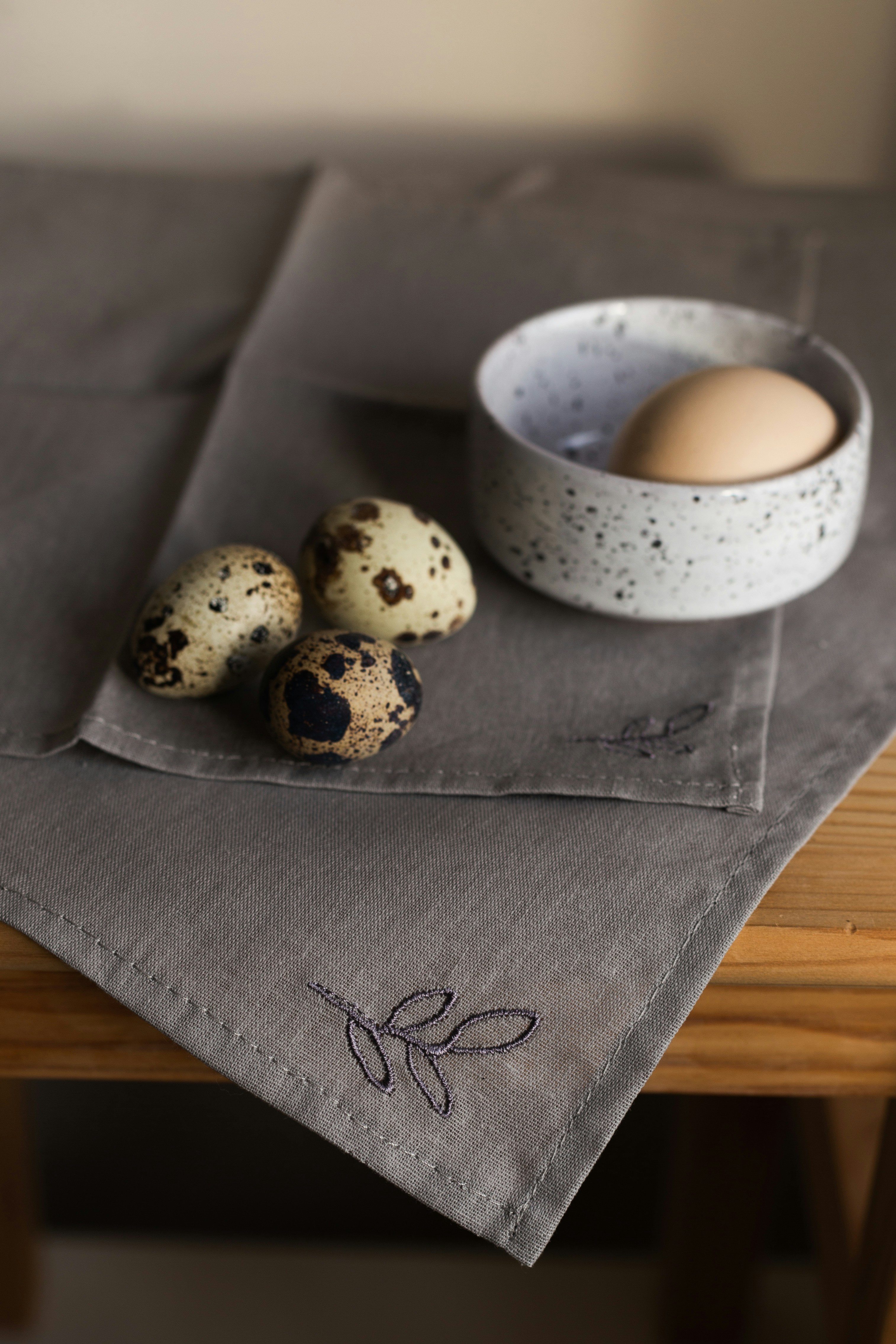 グレーのテキスタイルに白いセラミックマグカップ