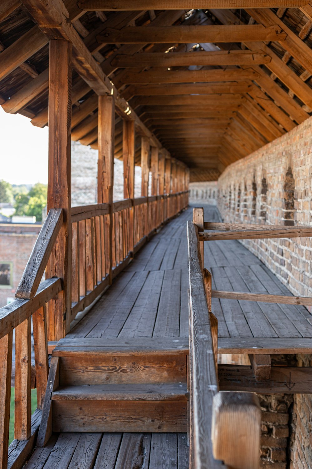 ponte di legno marrone durante il giorno