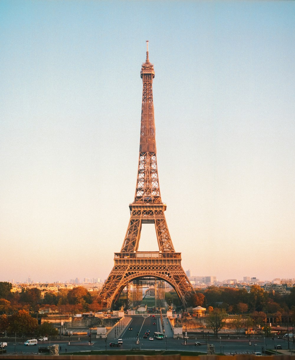 Torre Eiffel sotto il cielo bianco durante il giorno