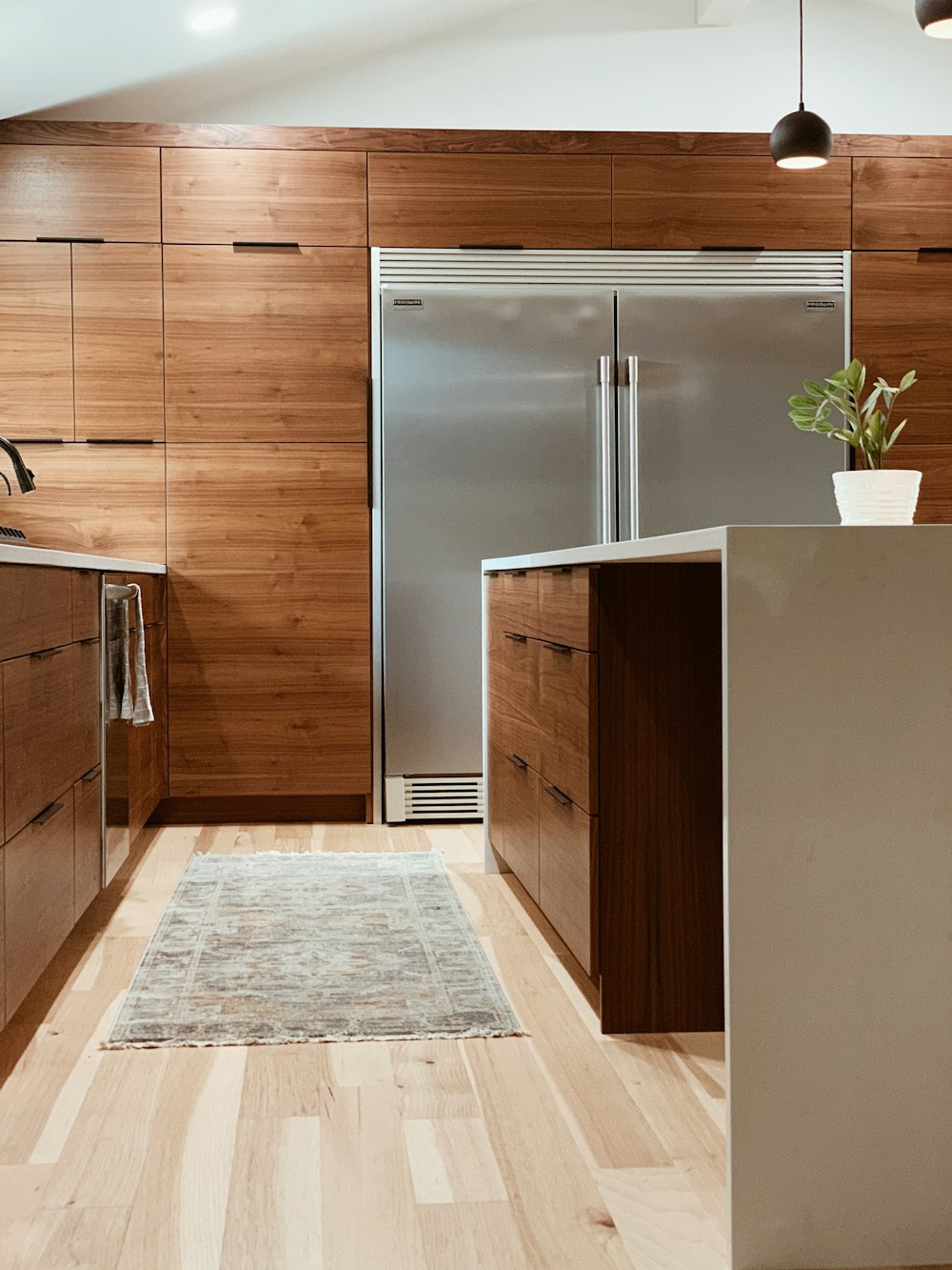 braun-weißer Küchenschrank aus Holz